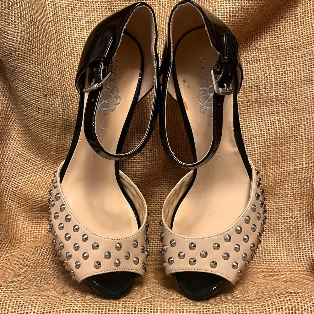 ROCK & REPUBLIC Studded Platform Stiletto Black/Cream w/Ankle Buckle Size 7 - Picture 1 of 11